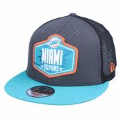 New Era - NFL Grå snapback Keps - Miami Dolphins 9Fifty NFL21 Draft Dark Grey/Teal Trucker @ Hatstore