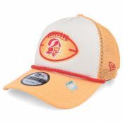 New Era - NFL Beige trucker Keps - Tampa Bay Buccaneers Nfl24 Sideline His 9FORTY Stone/Orange A-frame Trucker @ Hatstore