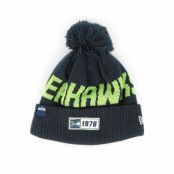 New Era - NFL Blå pom Beanie - Seattle Seahawks On Field 19 Sport Knit Navy/Green Pom @ Hatstore