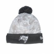 New Era - NFL Camo pom Beanie - Tampa Bay Buccaneers Nfl24 Salute To Service Camo/Graphite Pom @ Hatstore