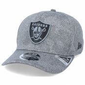 New Era - NFL Grå adjustable Keps - Las Vegas Raiders Engineered Plus 9Fifty Stretch Snap Dark Grey Adjustable @ Hatstore