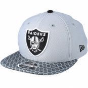 New Era - NFL Grå snapback Keps - Oakland Raiders Sideline 9Fifty Grey Snapback @ Hatstore