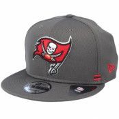 New Era - NFL Grå snapback Keps - Tampa Bay Buccaneers NFL 20 Side Lines Home Em 9Fifty OTC Grey Snapback @ Hatstore