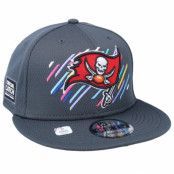 New Era - NFL Grå snapback Keps - Tampa Bay Buccaneers NFL21 Crucial Catch 9FIFTY Dark Grey Snapback @ Hatstore