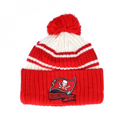 New Era - NFL Röd pom Beanie - Tampa Bay Buccaneers NFL22 Sideline Sportknit Red Pom @ Hatstore