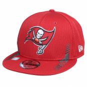 New Era - NFL Röd snapback Keps - Tampa Bay Buccaneers NFL21 Side Line 9FIFTY Red Snapback @ Hatstore