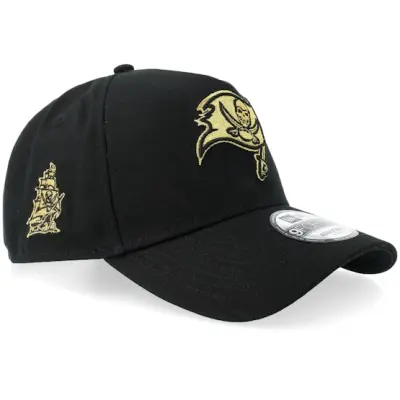 New Era - NFL Svart adjustable Keps - Hatstore Exclusive x Tampa Bay Buccaneers 9FORTY Canvas Black A-frame Adjustable @ Hatstore