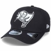 New Era - NFL Svart adjustable Keps - Hatstore Exclusive x Tampa Bay Buccaneers Essential 9Fifty Stretch Black Adjustable @ Hatstore