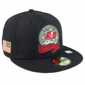 New Era - NFL Svart fitted Keps - Tampa Bay Buccaneers M 59FIFTY NFL Salute To Service 22 Black/Camo Fitted @ Hatstore