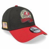 New Era - NFL Svart flexfit Keps - Milwaukee Bucks M 39THIRTY NFL Salute To Service 22 Black/Red Flexfit @ Hatstore