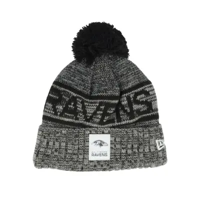 New Era - NFL Svart pom Beanie - Baltimore Ravens NFL 25 Sideline Cold Weather Sport Knit Black/Grey Pom @ Hatstore