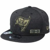 New Era - NFL Svart snapback Keps - Tampa Bay Buccaneers Salute To Service NFL 20 Heather Black Snapback @ Hatstore