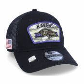 New Era - NFL Svart trucker Keps - Baltimore Ravens NFL21 Salute To Service 9TWENTY Black/Camo Trucker @ Hatstore