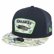 New Era - NFL Svart trucker Keps - Seattle Seahawks NFL21 Salute To Service 9FIFTY Black/Camo Trucker @ Hatstore