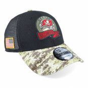 New Era - NFL Svart trucker Keps - Tampa Bay Buccaneers M 9FORTY NFL Salute To Service 22 Black/Camo Trucker @ Hatstore