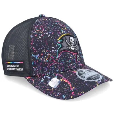 New Era - NFL Svart trucker Keps - Tampa Bay Buccaneers NFL Crucial Catch 9FORTY A-Frame Trucker @ Hatstore