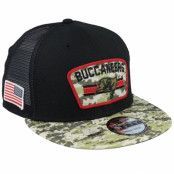 New Era - NFL Svart trucker Keps - Tampa Bay Buccaneers NFL21 Salute To Service 9FIFTY Black/Camo Trucker @ Hatstore