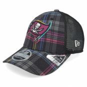 New Era - NFL Svart trucker Keps - Tampa Bay Buccaneers NFL24 Crucial Catch 9SEVENTY Tartan Trucker @ Hatstore