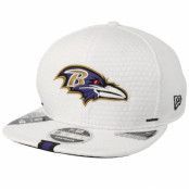 New Era - NFL Vit snapback Keps - Baltimore Ravens 9Fifty On Field 19 Training White Snapback @ Hatstore