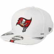 New Era - NFL Vit snapback Keps - Tampa Bay Buccaneers 9Fifty On Field 19 Training White Snapback @ Hatstore