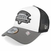 New Era - NFL Vit trucker Keps - Las Vegas Raiders NFL White/Charcoal/Black A-frame Trucker @ Hatstore