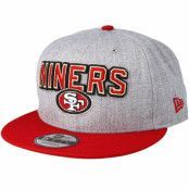 New Era - NFL Grå snapback Keps - San Francisco 49ers 2018 NFL Draft On-Stage Grey/Red Snapback @ Hatstore