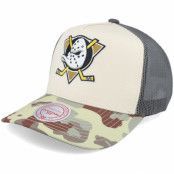 Mitchell&Ness - NHL Beige trucker Keps - Anaheim Ducks Hidden Khaki/Camo Trucker @ Hatstore