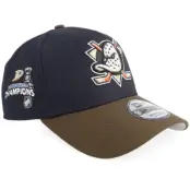 New Era - NHL Blå adjustable Keps -"Hatstore Exclusive x Anaheim Ducks 9FORTY Sc Navy/Walnut A-Frame Adjustable"@ Hatstore