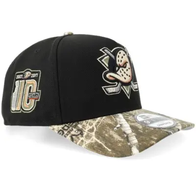 New Era - NHL Svart adjustable Keps - Hatstore Exclusive x Anaheim Ducks 9FIFTY Curve Black/Real Tree A-Frame Adjustable @ Hatstore