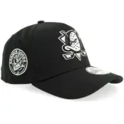 New Era - NHL Svart adjustable Keps - Hatstore Exclusive x Anaheim Ducks 9FORTY Black A-Frame Adjustable @ Hatstore