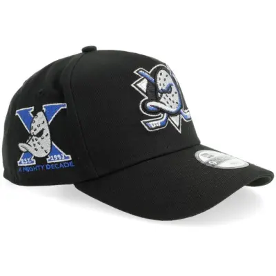 New Era - NHL Svart adjustable Keps - Kids Hatstore Exclusive x Anaheim Ducks 9FORTY Blackk/Metallic Blue A-Frame Adjustable @ Hatstore