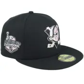 New Era - NHL Svart fitted Keps - Hatstore Exclusive x Anaheim Ducks Gongshow Stanley Cup Champions 07 59FIFTY Black/Pink Fitted @ Hatstore