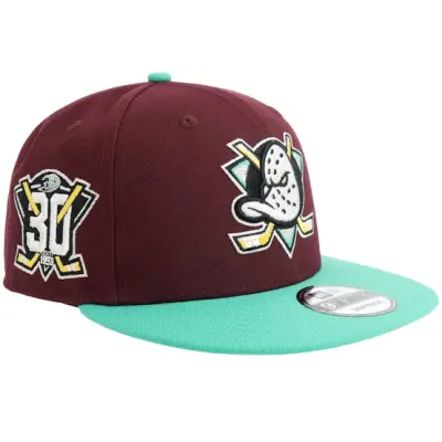New Era - NHL Svart snapback Keps - Hatstore Exclusive x Anaheim Ducks 9FIFTY 30 Anniversary Maroon/Teal Snapback @ Hatstore