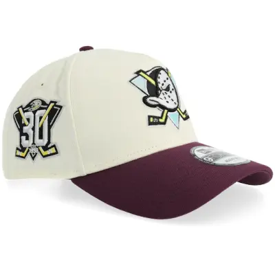 New Era - NHL Vit adjustable Keps - Hatstore Exclusive x Anaheim Ducks 9FORTY 30 Chrome/Maroon A-frame Adjustable @ Hatstore