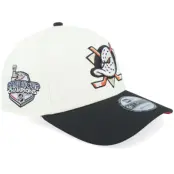 New Era - NHL Vit adjustable Keps - Hatstore Exclusive x Anaheim Ducks 9FORTY Stanley Cup Champions Chome/Black A-Frame Adjustable @ Hatstore