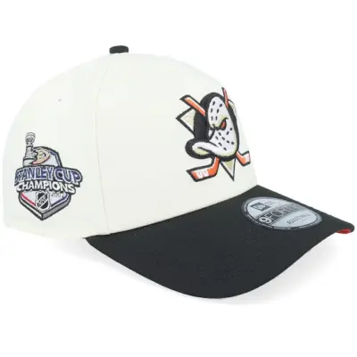 New Era - NHL Vit adjustable Keps - Hatstore Exclusive x Anaheim Ducks 9FORTY Stanley Cup Champions Chome/Black A-Frame Adjustable @ Hatstore