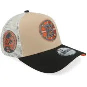 New Era - NHL Beige trucker Keps - Boston Bruins 9FORTY Camel/Stone/Black A-Frame Trucker @ Hatstore
