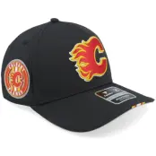 Fanatics - NHL Svart adjustable Keps - Calgary Flames Auth Pro 2025 NHL Mesh Black/Red Adjustable @ Hatstore
