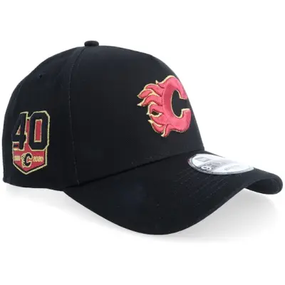 New Era - NHL Svart adjustable Keps - Hatstore Exclusive x Calgary Flames  9FORTY 40 Anniversary Black A-Frame Adjustable @ Hatstore