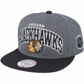 Mitchell&Ness - NHL Grå snapback Keps - Chicago Blackhawks G2 Team Arch Snapback @ Hatstore