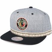 Mitchell&Ness - NHL Grå snapback Keps - Chicago Blackhawks Tribal Band Grey Snapback @ Hatstore