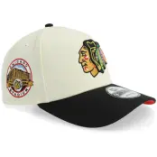 New Era - NHL Vit adjustable Keps - Hatstore Exclusive x Chicago Blackhawks 9FORTY Chicago Stadium Chrome/Black A-frame Adjustable @ Hatstore