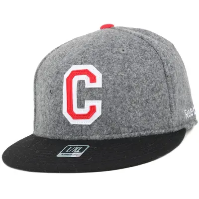 Reebok - NHL Grå fitted Keps - Chicago Blackhawks Varsity Flat Fitted @ Hatstore