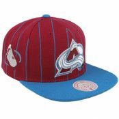 Mitchell&Ness - NHL Röd snapback Keps - Colorado Avalanche Team Pin Maroon/Blue Snapback @ Hatstore