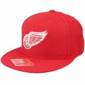 American Needle - NHL Röd fitted Keps - Detroit Red Wings Deep Dish Fitted Red Fitted @ Hatstore