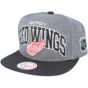 Mitchell&Ness - NHL Grå snapback Keps - Detroit Red Wings G2 Team Arch Snapback @ Hatstore