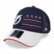 Fanatics - NHL Blå trucker Keps - Tampa Bay Lightning Waving Flag Athl Navy Trucker @ Hatstore