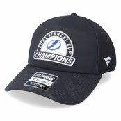 Fanatics - NHL Svart trucker Keps - Tampa Bay Lightning Win 21 Stanley Cup Champions Black Trucker @ Hatstore