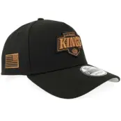 New Era - NHL Svart adjustable Keps - Hatstore Exclusive x Los Angeles Kings 9FORTY Black Us Flag A-Frame Adjustable @ Hatstore