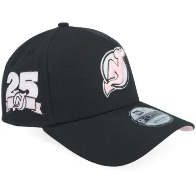 New Era - NHL Svart adjustable Keps - Hatstore Exclusive x New Jersey Devils 9FORTY Black/Pink 25 A-Frame Adjustable @ Hatstore